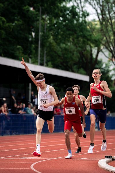 Tom Schroeder (LG Wedel-Pinneberg), Christian Amanuel-Tekeste (Hamburger SV), Philipp Tabert (VfL Eintracht Hannover) beim Zieleinlauf nach 800m am 14.05.2022 beim Nationalen Leichtathletik-Meeting im Erika-Fisch-Stadion in Hannover